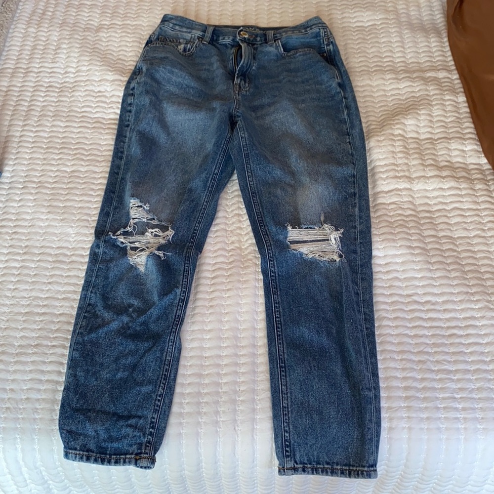 American Eagle Women’s ripped mom jeans size 2 short!